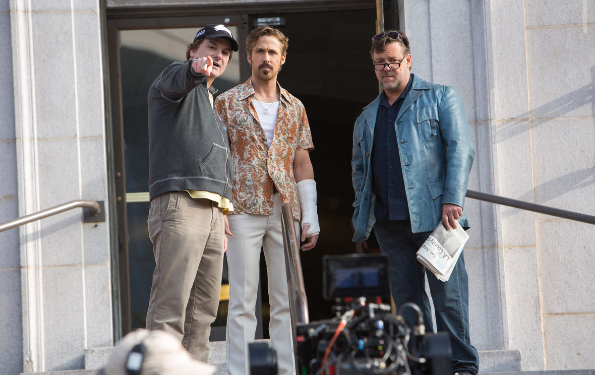 (De izquierda a derecha) Shane Black, Ryan Gosling y Russell Crowe, en el rodaje de Dos buenos tipos. Autor: Daniel McFadden / Warner Bros